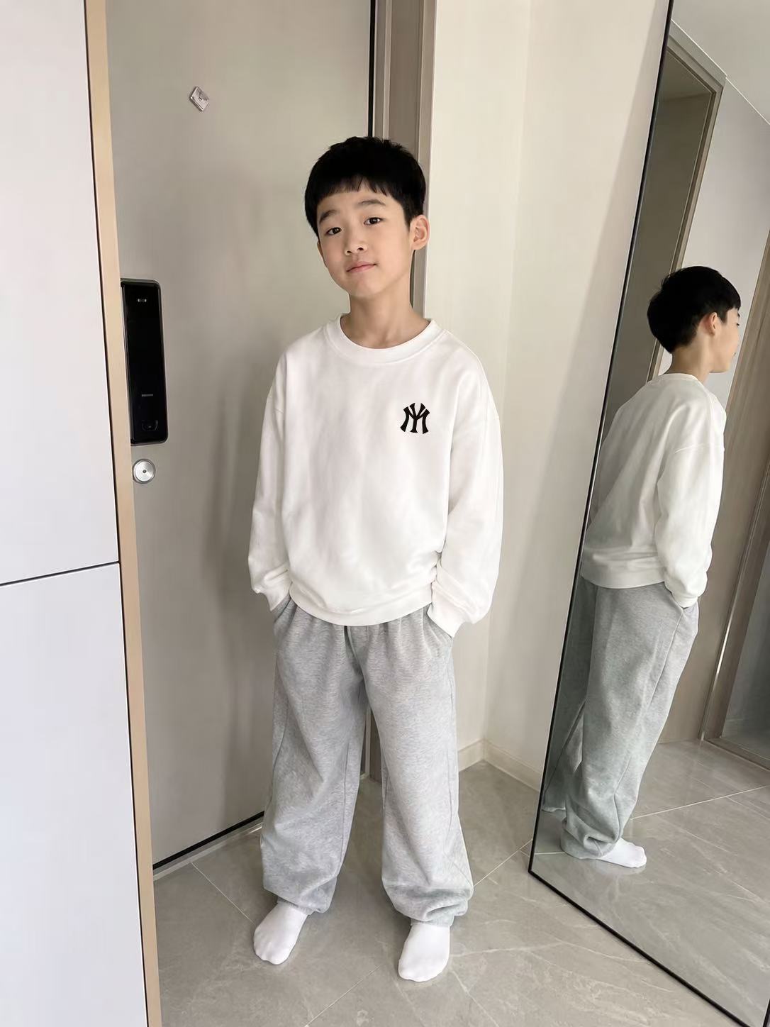 男孩白色卫衣居家穿搭